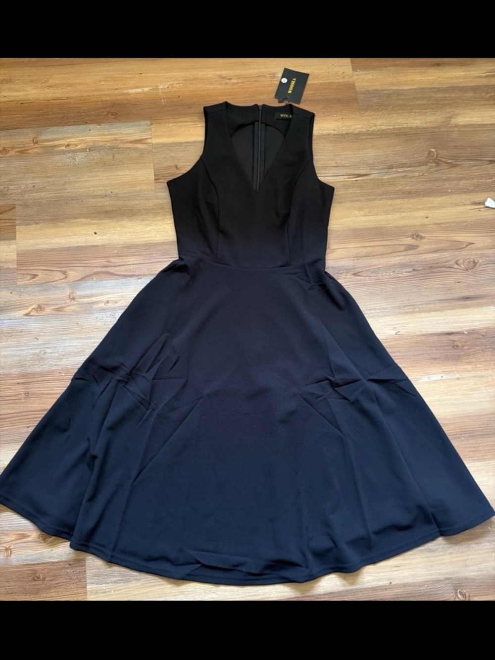 Woosea Elegant Sleeveless Black Midi Dress with V-Notch